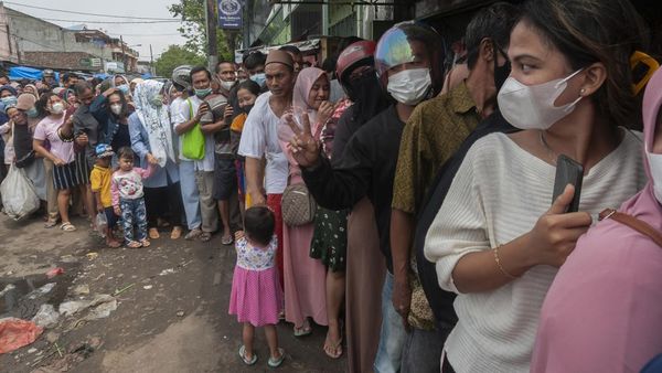 Emak-emak Serbu Agen yang Masih Jual Minyak Goreng Murah