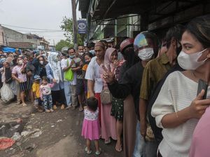 Emak-emak Serbu Agen yang Masih Jual Minyak Goreng Murah
