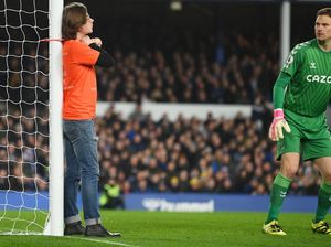 Aktivis Demo di Laga Everton vs Newcastle, Ikat Leher ke Tiang Gawang