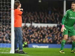 Aktivis Demo di Laga Everton vs Newcastle, Ikat Leher ke Tiang Gawang