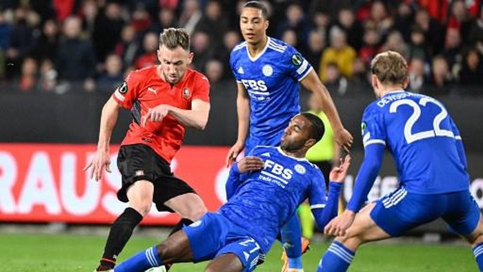 Rennes French midfielder Flavien Tait (L) fights for the ball with Leicester Citys Portuguese defender Ricardo Pereira (R) during the UEFA Europa Conference League round of 16 second leg football match between Rennes and Leicester City at the Roazhon Park stadium in Rennes, on March 17, 2022. (Photo by DAMIEN MEYER / AFP)