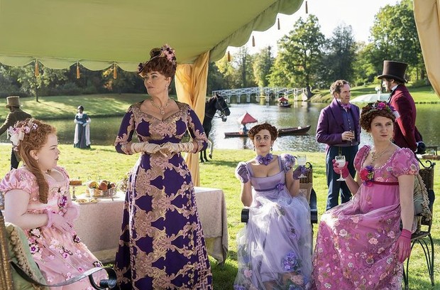 Foto: instagram.com/bridgertonnetflix Karakter perempuan yang harus mengenakan korset/