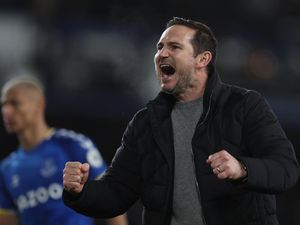 Lampard Rayakan Kemenangan Everton, Malah Patah Tangan
