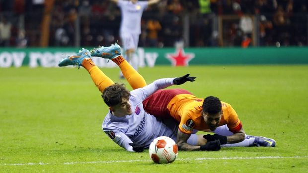 Soccer Football - Europa League - Round of 16 Second Leg - Galatasaray v FC Barcelona - Turk Telekom Stadium, Istanbul, Turkey - March 17, 2022  FC Barcelona's Gavi in action with Galatasaray's Patrick van Aanholt REUTERS/Umit Bektas