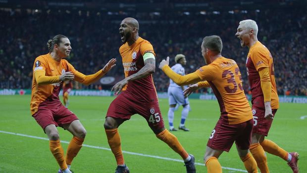 Galatasaray's Marcao, second left, celebrates with teammates after scoring the opening goal during the Europa League round of 16 second leg soccer match between Galatasaray and Barcelona in Istanbul, Turkey, Thursday, March 17, 2022. (AP Photo)