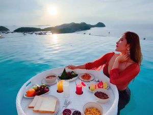Cantiknya Aspri ke-22 Hotman Paris Saat Menikmati Floating Breakfast Cantiknya Aspri ke-22 Hotman Paris Saat Menikmati Floating Breakfast