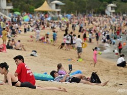 Turis Enggak Bermasker Asyik-asyik di Pantai Hong Kong, China Sewot