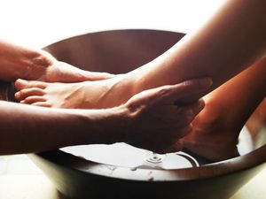 Bolehkah Minum Air Bekas Cucian Kaki Ibu dalam Agama Islam? Bolehkah Minum Air Bekas Cucian Kaki Ibu dalam Agama Islam?
