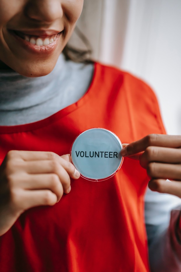 Ikut kegiatan volunteer dapat menambah aktivitasmu sehingga tidak merasa kesepian