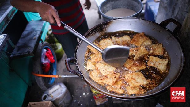 Irit Minyak Goreng, Demi Pelanggan Tetap Ada Pedangan gorengan dan ayam goreng saat ditemui di Kawasan Pasar Minggu, Jakarta Selatan, Jumat (18/3/2022). CNN Indonesia/Adi Maulana Ibrahim