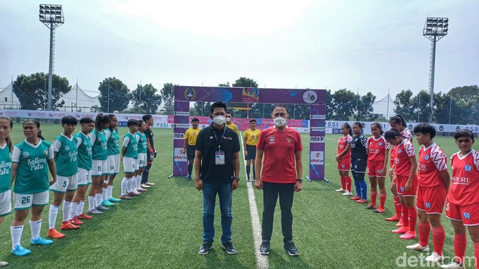 Ketua Umum Persatuan Sepak Bola Seluruh Indonesia (PSSI), Mochamad Iriawan dengan resmi membuka gelaran Putaran nasional Piala Pertiwi 2021-2022 di Lapangan Sabilulungan, Soreang, Kabupaten Bandung.
