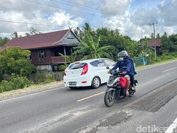 Ancam Pengendara, Jalur Trans Sulawesi di Pinrang Berlubang-Tanpa Lampu Jalan