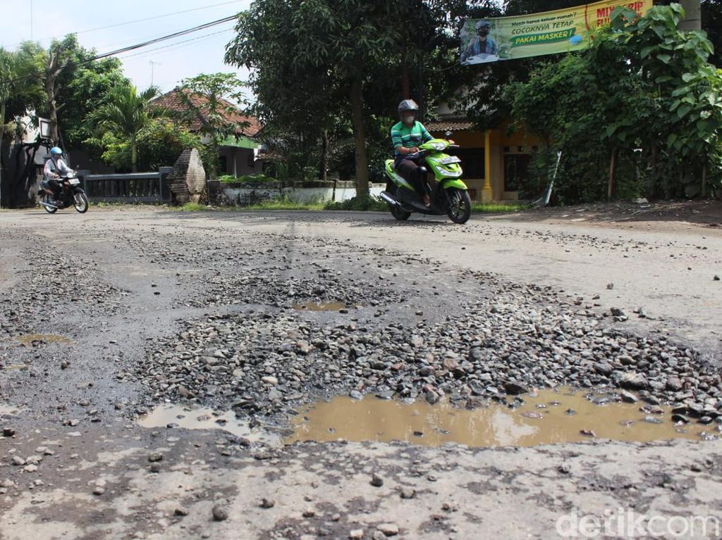 Bertahun-tahun Tak Diperbaiki, Jalan Rusak di Jombang Kerap Celakai Pengendara
