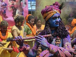 Corona Turun, Jutaan Warga India Rayakan Festival Holi Secara Meriah