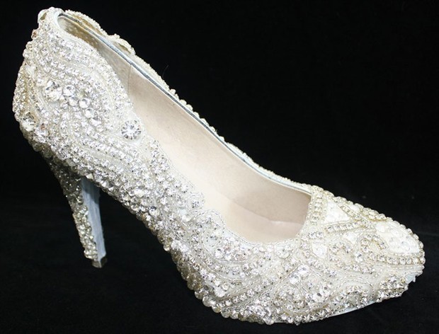 Kathryn Wilson mendisain sepasang sepatu bertabur berlian hampir di semua permukaan sepatunya