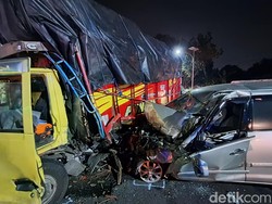 Mobil Pria Ini Tabrak Truk di Mojokerto Saat Jemput Istri Pulang Kerja