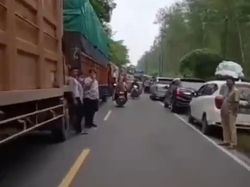 Solar Langka, Antrean Kendaraan di SPBU Labusel Mengular-Bikin Macet