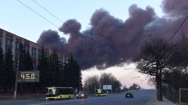 Kepulan asap membubung di langit kota Lviv, Ukraina, usai diserang enam rudal Rusia Kepulan asap membubung di langit kota Lviv, Ukraina, usai diserang enam rudal Rusia