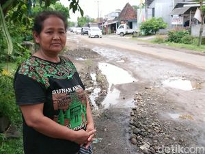 Warga Trauma Lihat Kecelakaan karena Berdampingan dengan Jalan Rusak Warga Trauma Lihat Kecelakaan karena Berdampingan dengan Jalan Rusak