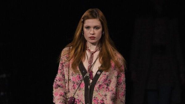 Foto 10 Koleksi Chanel Fall/ Winter 2022, Hadirkan Busana Serba Tweed