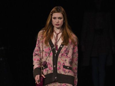 Foto 10 Koleksi Chanel Fall/ Winter 2022, Hadirkan Busana Serba Tweed