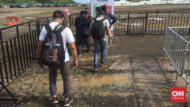 Kondisi jalur penonton masuk di Sirkuit Mandalika pada hari pertama MotoGP Mandalika 2022, Jumat (18/3). (Haryanto Tri Wibowo/CNN Indonesia)