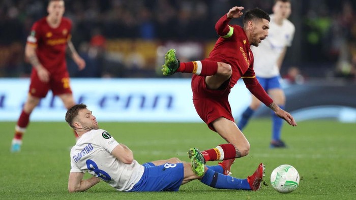 ROME, ITALY - MARCH 17: Lorenzo Pellegrini of AS Roma is challenged by Sondre Tronstad of Vitesse Arnhem during the UEFA Conference League Round of 16 Leg Two match between AS Roma and Vitesse at Stadio Olimpico on March 17, 2022 in Rome, Italy. (Photo by Paolo Bruno/Getty Images)