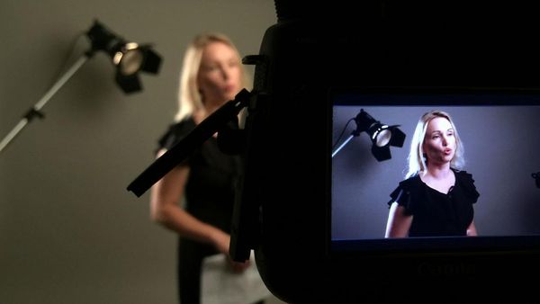 7 Potret Jurnalis Wanita yang Protes Perang Rusia-Ukraina di TV Nasional