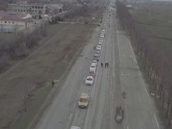 Antrean Panjang Kendaraan Keluar Mariupol yang Dikepung Militer Rusia