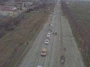 Antrean Panjang Kendaraan Keluar Mariupol yang Dikepung Militer Rusia Antrean Panjang Kendaraan Keluar Mariupol yang Dikepung Militer Rusia