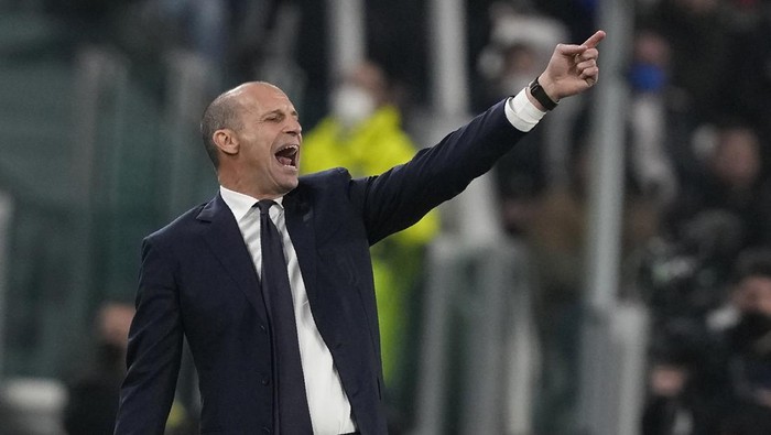 Juventus head coach Massimiliano Allegri gestures during the Champions League, round of 16, second leg soccer match between Juventus and Villarreal at the Allianz stadium in Turin, Italy, Wednesday, March 16, 2022. (AP Photo/Antonio Calanni)