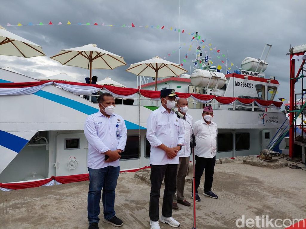 Menhub Resmikan Kapal Wisata Glass Bottom Buatan Anak Negeri Menhub Resmikan Kapal Wisata Glass Bottom Buatan Anak Negeri