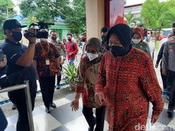 Mensos Risma Beri Bantuan ke Penyandang Disabilitas-Anak Yatim di Kendari