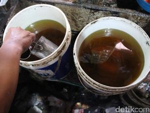 Minyak Goreng Kemasan Langka di Pasar Jombang, Harga Curah Melebihi HET