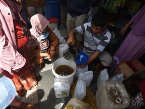 Antrean Minyak Goreng Curah Masih Terlihat di Palu