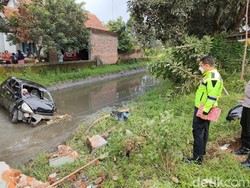 Hindari Pemotor, Jazz Nyemplung Sungai di Diwek Jombang