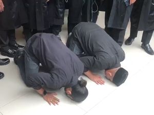Momen Sujud Syukur 2 Polisi Penembak Laskar FPI Usai Divonis Bebas Momen Sujud Syukur 2 Polisi Penembak Laskar FPI Usai Divonis Bebas