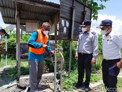 Mantap, Warga Lamongan Urunan Bikin Palang Pintu Perlintasan KA