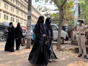 Pengadilan India Kukuhkan Larangan Hijab di Ruang Kelas di Negara Bagian Karnataka Pengadilan India Kukuhkan Larangan Hijab di Ruang Kelas di Negara Bagian Karnataka