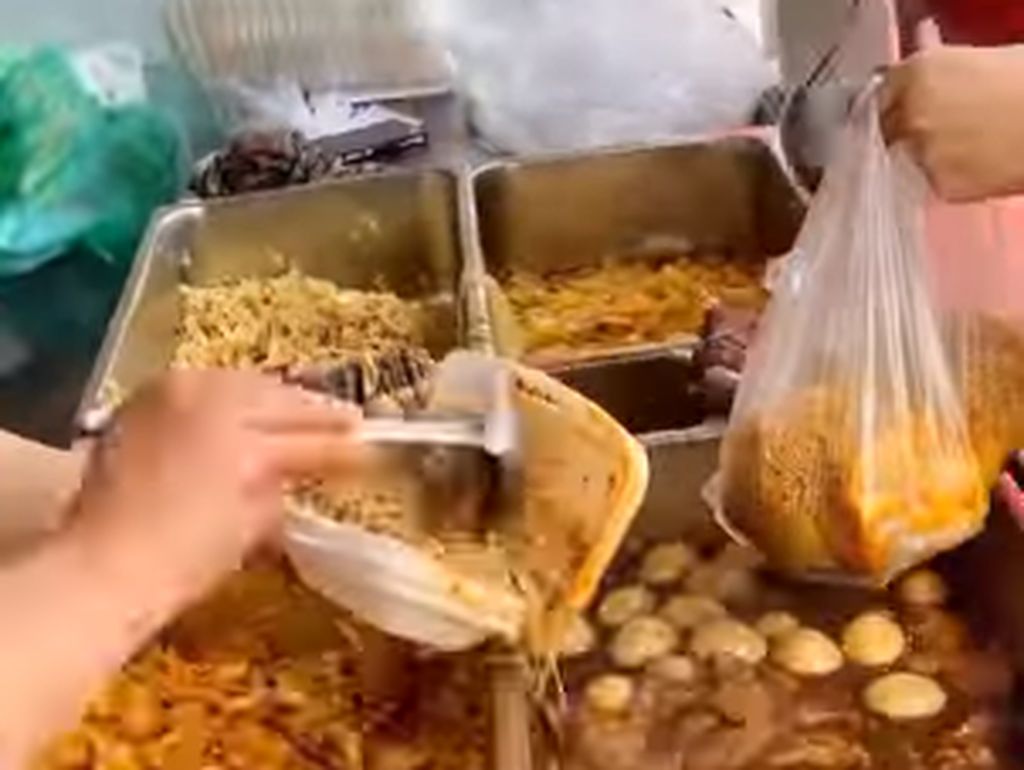 Sajikan Mie Pakai Kantong Kayak Makanan Sisa, Netizen: Tidak Nafsu! Sajikan Mie Pakai Kantong Kayak Makanan Sisa, Netizen: Tidak Nafsu!
