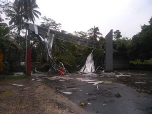Hujan Disertai Angin Kencang, Pohon Tumbang-Tutup Akses ke Pantai Batu Hiu Hujan Disertai Angin Kencang, Pohon Tumbang-Tutup Akses ke Pantai Batu Hiu