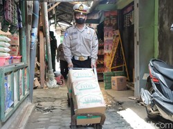 Polisi Kota Kediri Kawal Distribusi Minyak Goreng hingga ke Pasar