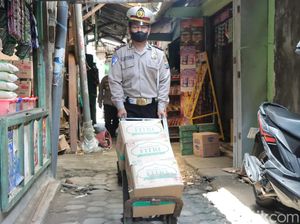 Polisi Kota Kediri Kawal Distribusi Minyak Goreng hingga ke Pasar Polisi Kota Kediri Kawal Distribusi Minyak Goreng hingga ke Pasar