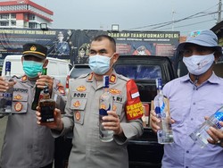 Jelang Ramadan, Polisi Sita 500 Botol Miras di Toko Kelontong Jakbar