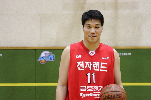 Potret Seo Jang Hoon ketika bermain basket di Universitas Yonsei