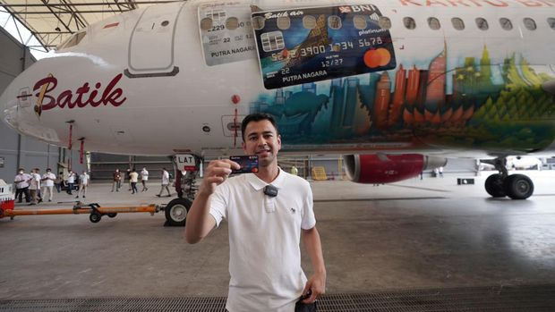 Raffi Ahmad Pamer Karti Co Branding BNI-Batik Air