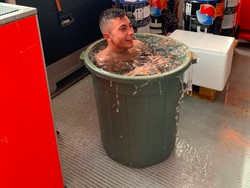 Tingkah Pembalap MotoGP Kepanasan: Masuk Ember-Peluk Kipas