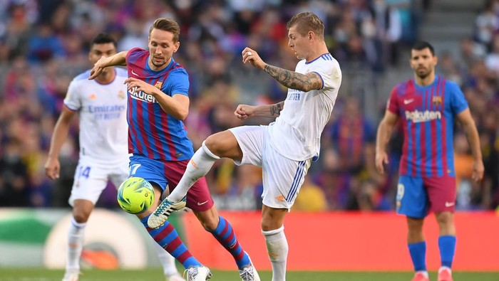 BARCELONA, SPAIN - OCTOBER 24: Luuk de Jong of FC Barcelona is challenged by Toni Kroos of Real Madrid during the LaLiga Santander match between FC Barcelona and Real Madrid CF at Camp Nou on October 24, 2021 in Barcelona, Spain. (Photo by David Ramos/Getty Images)