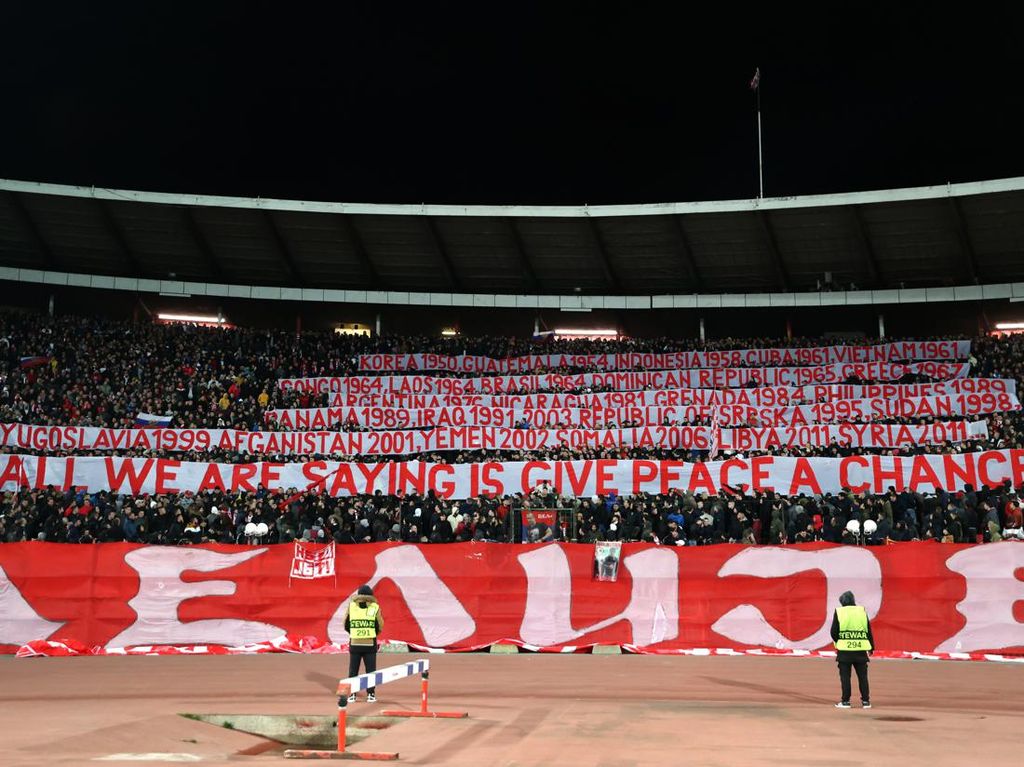 Fans Red Star Belgrade Pasang Spanduk Anti-Perang, Ada Nama Indonesia Fans Red Star Belgrade Pasang Spanduk Anti-Perang, Ada Nama Indonesia