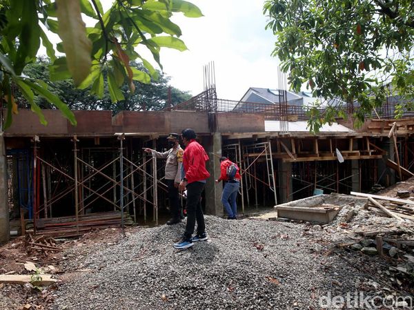 Polisi Segel Rumah Mewah Indra Kenz yang Masih Dibangun